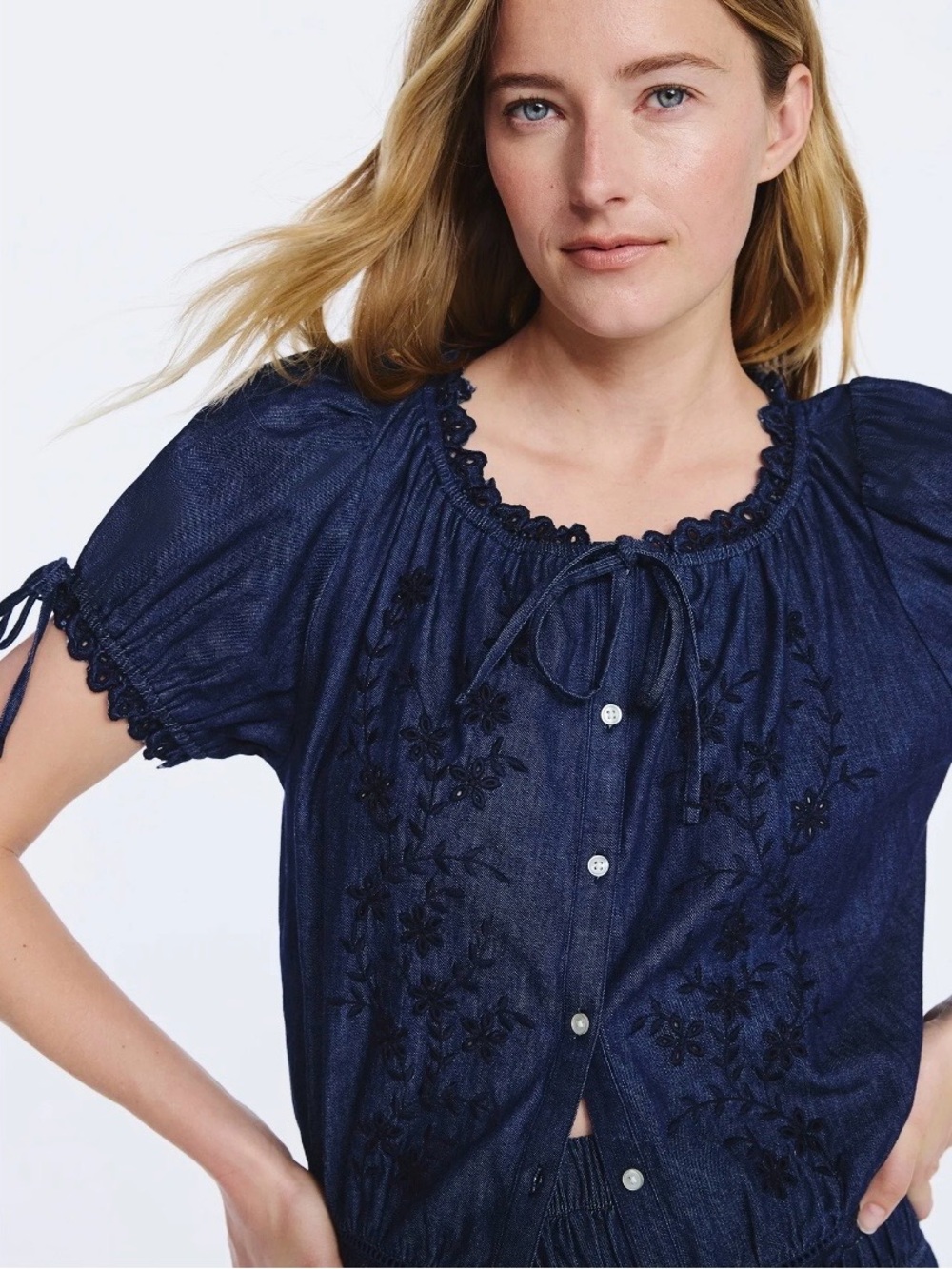 NWT! Free Assembly Dark Wash Indigo Embroidered Peasant Crop Top. Size Medium.